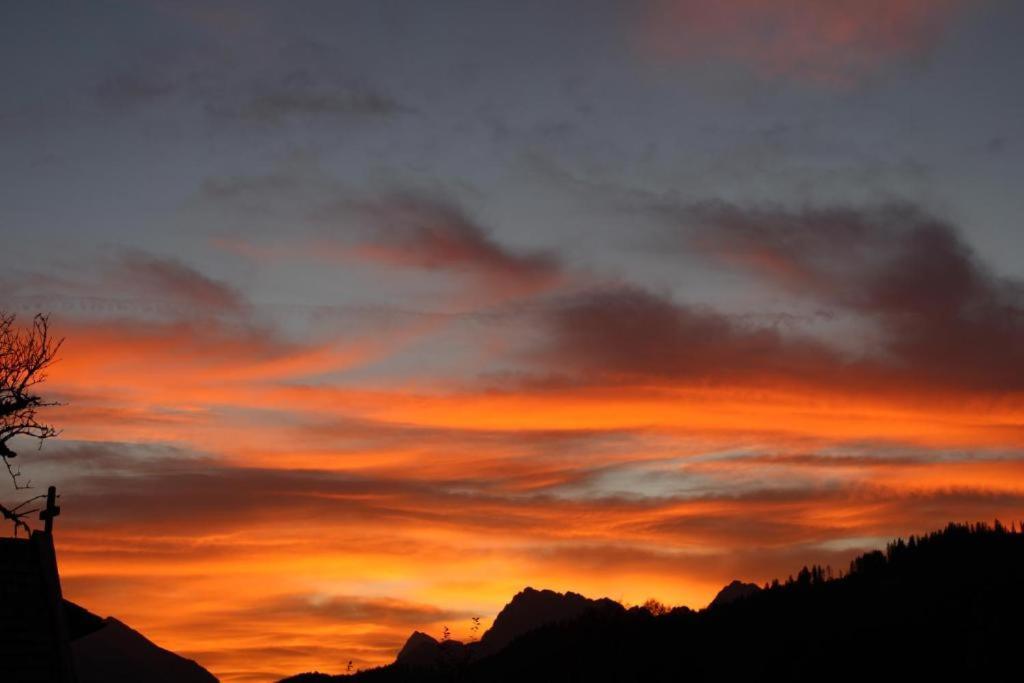 Pfeiffer Alm Am Sonnenhang Mit Blick Auf Die Zugspitze Garmisch-Partenkirchen Esterno foto
