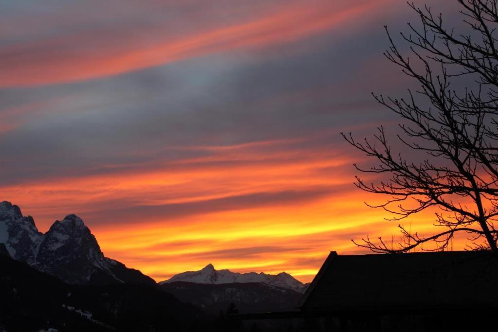 Pfeiffer Alm Am Sonnenhang Mit Blick Auf Die Zugspitze Garmisch-Partenkirchen Esterno foto