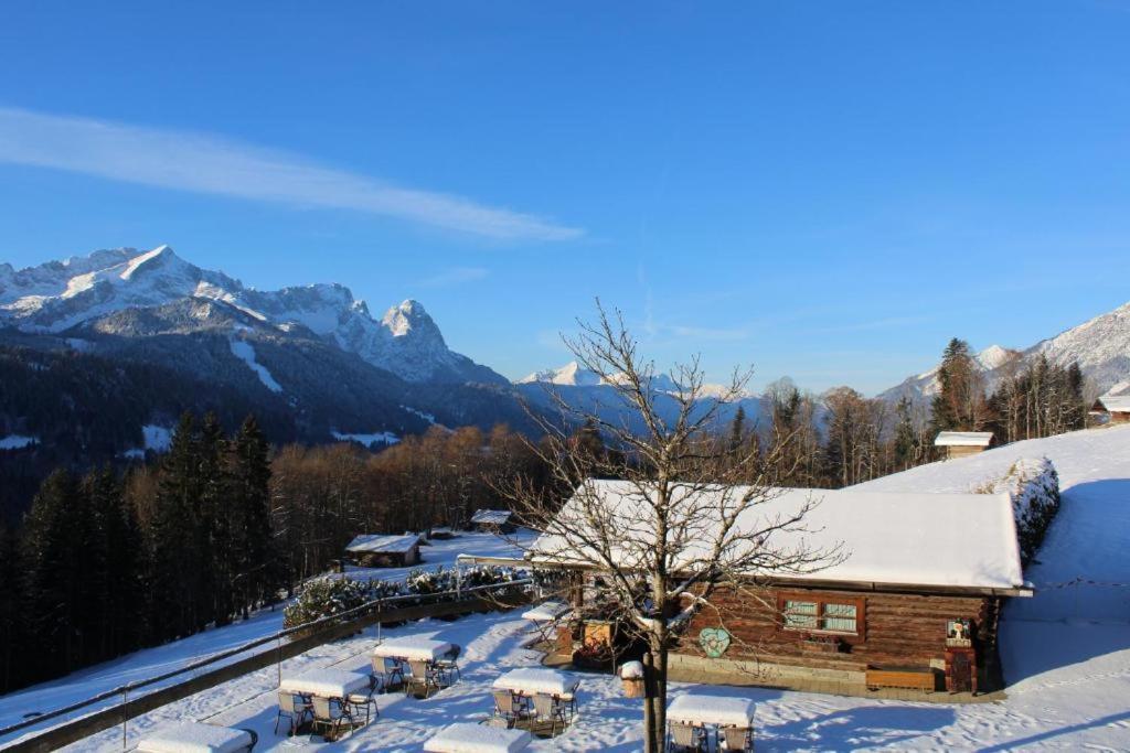 Pfeiffer Alm Am Sonnenhang Mit Blick Auf Die Zugspitze Garmisch-Partenkirchen Esterno foto