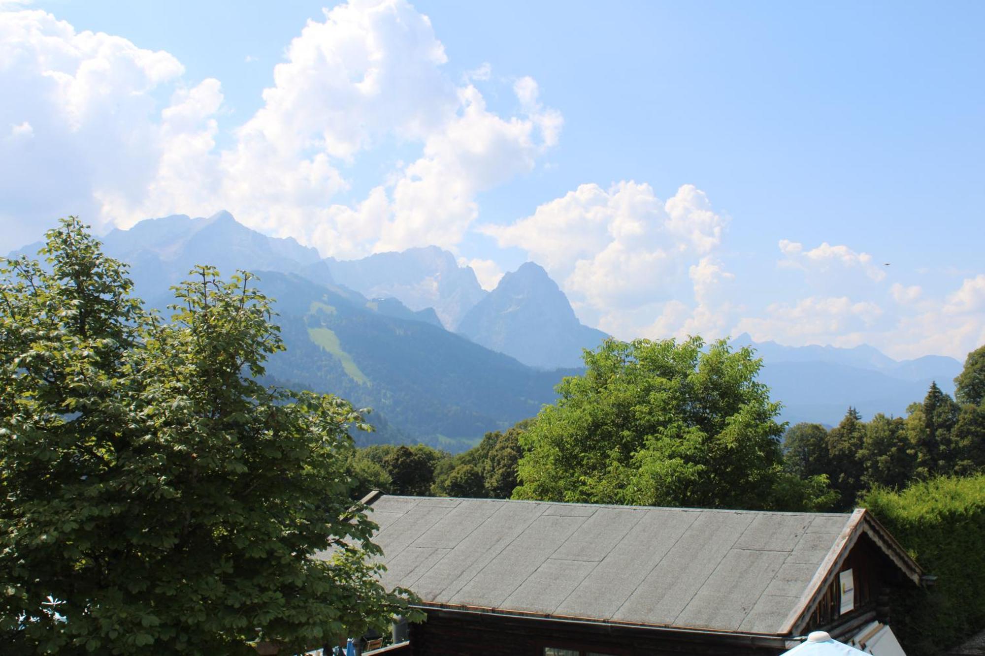 Pfeiffer Alm Am Sonnenhang Mit Blick Auf Die Zugspitze Garmisch-Partenkirchen Camera foto